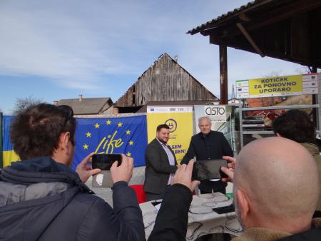 Direktor Čisto mesto Ptuj in direktor ZEOS med podpisom listine ob predaji